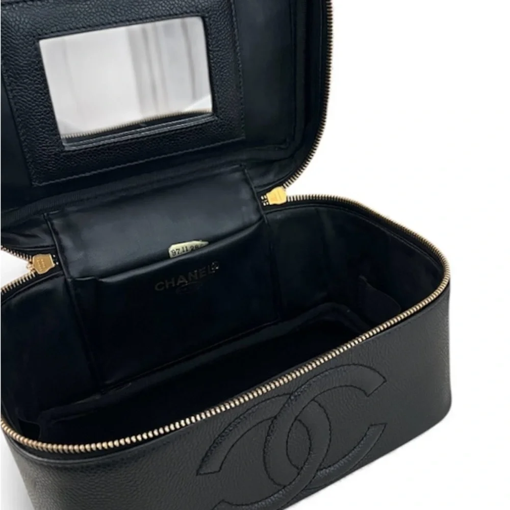CHANEL Rare 1997 Mirrored Vanity Cosmetic Case / Make Up Bag / Caviar Leather - Picture 2 of 16